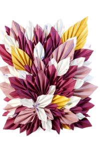 tableau design en relief 3D. Couleur lis de vin et pourpre. Sur papier d'art tissus aux incrustations de fleurs séchées. Quelques note de couleur or pour accentuer le volume et donner une dimension au tableau. sa structure organique et naturelle, part d'un axe de côté gauche pour s'étendre en ouverture sur la largeur de la toile.