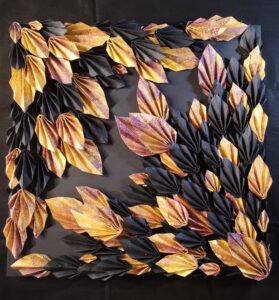 Tableau design au couleur or et violet, pliage origami en forme de feuilles. Structure géométrique. Les feuilles se rencontrent en partant des 2 angles opposés.